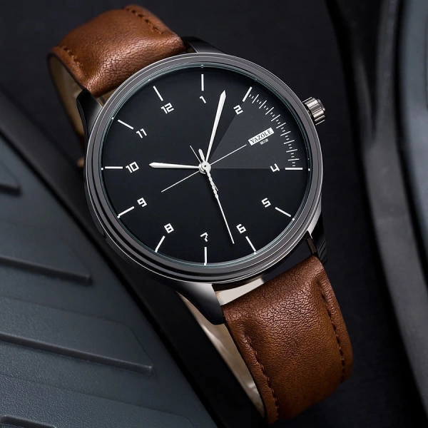 Đồng hồ mặt đen 42mm không phải là vật dụng riêng lẻ, mà là một “phụ kiện” quan trọng trong bộ trang phục. (Ảnh 3)