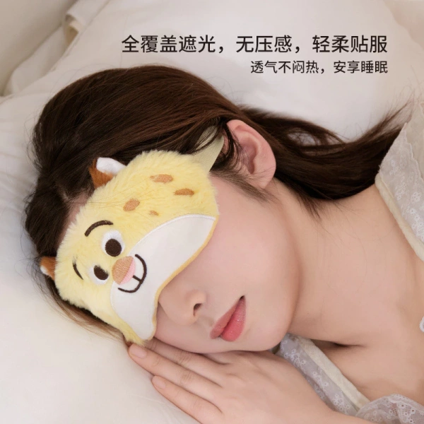 Mặt nạ ngủ hoạt hình thường được thiết kế với hình ảnh nhân vật yêu thích của trẻ: cô gái teenage đáng yêu, gấu trúc, siêu nhân… Những họa tiết sinh động không chỉ giúp bé cảm thấy thoải mái mà còn kích thích trí não thông qua visual cue – một tín hiệu thị giác giúp chuyển đổi nhanh từ trạng thái “đánh thức” sang “thư giãn”. (Ảnh 2) Mặt nạ ngủ hoạt hình thường được thiết kế với hình ảnh nhân vật yêu thích của trẻ: cô gái teenage đáng yêu, gấu trúc, siêu nhân… Những họa tiết sinh động không chỉ giúp bé cảm thấy thoải mái mà còn kích thích trí não thông qua visual cue – một tín hiệu thị giác giúp chuyển đổi nhanh từ trạng thái “đánh thức” sang “thư giãn”. (Ảnh 2)