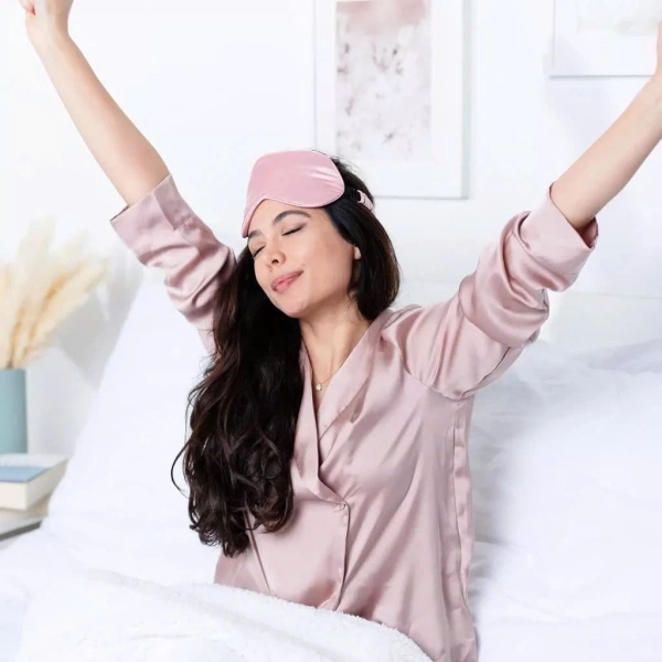 Ánh sáng mạnh, đặc biệt là ánh sáng xanh phát ra từ màn hình máy tính, có thể ức chế việc sản xuất melatonin – hormone điều chỉnh giấc ngủ. (Ảnh 2) Ánh sáng mạnh, đặc biệt là ánh sáng xanh phát ra từ màn hình máy tính, có thể ức chế việc sản xuất melatonin – hormone điều chỉnh giấc ngủ. (Ảnh 2)