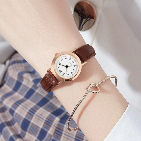 Đối với dây da giả, dùng một miếng vải mềm ẩm nhẹ để lau sạch bụi bẩn, sau đó lau khô bằng khăn khô. (Ảnh 5)