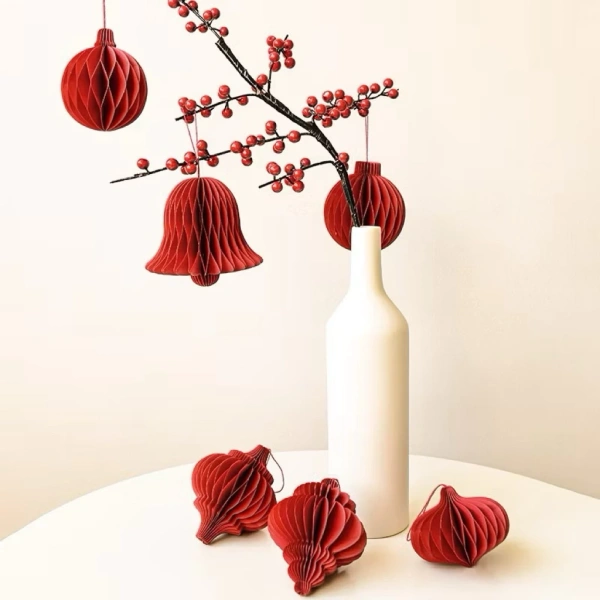 Lồng đèn giấy mini thường có chiều cao từ 15-25 cm, vừa đủ để treo lên các khung cửa sổ, cành cây trong nhà hoặc đặt trên giá sách. (Ảnh 2) Lồng đèn giấy mini thường có chiều cao từ 15-25 cm, vừa đủ để treo lên các khung cửa sổ, cành cây trong nhà hoặc đặt trên giá sách. (Ảnh 2)