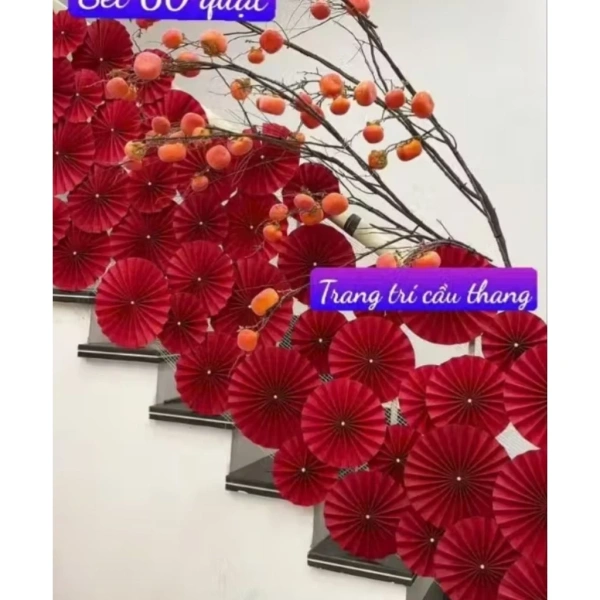 Màu đỏ đậm của quạt giấy trang trí làm không gian bừng sáng, nhưng việc gập mở liên tục lại gây mỏi tay - Ảnh 2 Màu đỏ đậm của quạt giấy trang trí làm không gian bừng sáng, nhưng việc gập mở liên tục lại gây mỏi tay - Ảnh 2