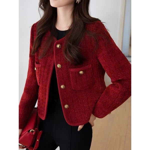 Màu đỏ mận của áo khoác da tweed khiến người mua phải xem lại cách bảo quản trong mùa đông - Ảnh 5 Màu đỏ mận của áo khoác da tweed khiến người mua phải xem lại cách bảo quản trong mùa đông - Ảnh 5