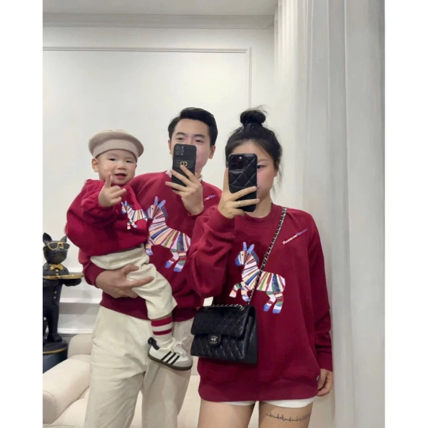 Màu đỏ trên áo bé có thực sự mang lại không khí ấm áp như mong đợi trong dịp Tết? - Ảnh 1