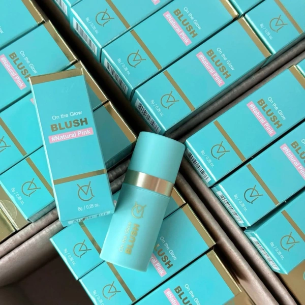 Má hồng dạng kem On The Glow Blush VIC của Vacure:treat mang lại cảm giác nhẹ nhàng như kem bôi, màu natural pink tự nhiên và dễ tán. (Ảnh 4) Má hồng dạng kem On The Glow Blush VIC của Vacure:treat mang lại cảm giác nhẹ nhàng như kem bôi, màu natural pink tự nhiên và dễ tán. (Ảnh 4)