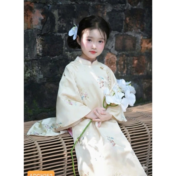 Màu pastel dịu dàng trong áo dài Tết cho bé gái: Khi vẻ thanh lịch vượt xa mong đợi thường ngày - Ảnh 1 Màu pastel dịu dàng trong áo dài Tết cho bé gái: Khi vẻ thanh lịch vượt xa mong đợi thường ngày - Ảnh 1
