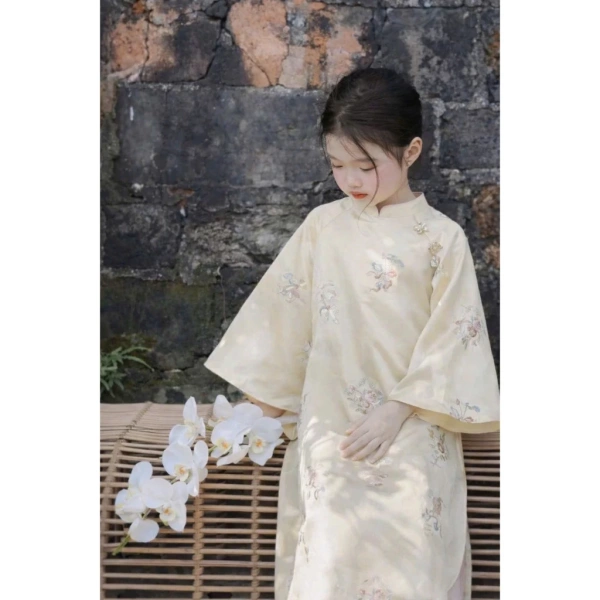 Màu pastel dịu dàng trong áo dài Tết cho bé gái: Khi vẻ thanh lịch vượt xa mong đợi thường ngày - Ảnh 4 Màu pastel dịu dàng trong áo dài Tết cho bé gái: Khi vẻ thanh lịch vượt xa mong đợi thường ngày - Ảnh 4