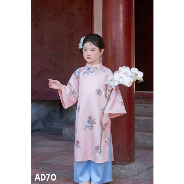 Màu pastel dịu dàng trong áo dài Tết cho bé gái: Khi vẻ thanh lịch vượt xa mong đợi thường ngày - Ảnh 5 Màu pastel dịu dàng trong áo dài Tết cho bé gái: Khi vẻ thanh lịch vượt xa mong đợi thường ngày - Ảnh 5