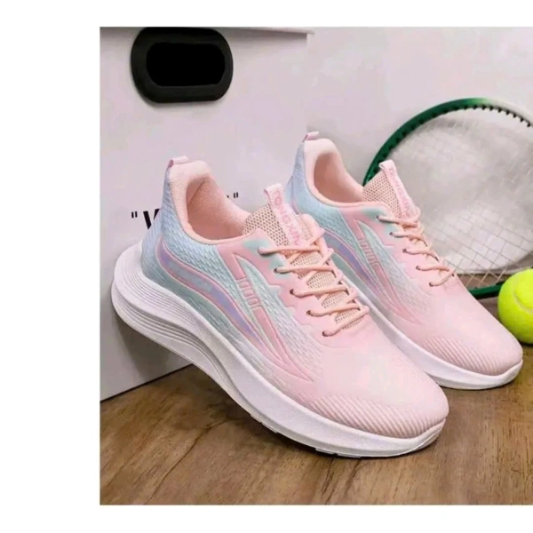 Màu pastel nhẹ nhàng của giày thể thao nữ vẫn giữ độ bám và thoải mái sau một tháng sử dụng trong công việc và luyện tập - Ảnh 1