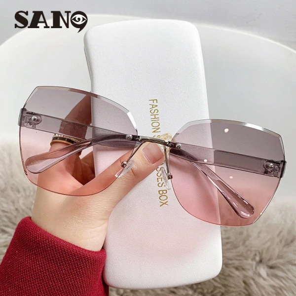 Màu sắc thời trang của kính râm UV thường khiến người dùng quên đi ưu tiên bảo vệ mắt - Ảnh 1