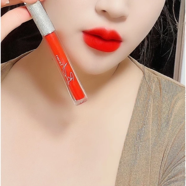 Một khi son đáp ứng đầy đủ các tiêu chí an toàn và lâu trôi, không có nghĩa là môi sẽ luôn mềm mại. (Ảnh 3)