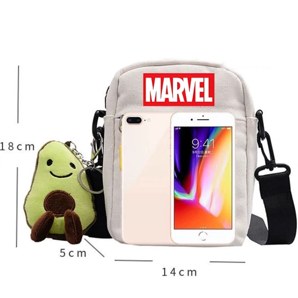 Rất nhiều túi trẻ em được làm từ vải nhựa tổng hợp hoặc polyester, có khả năng chống thấm nhẹ nhưng không chịu được kéo dài thời gian sử dụng nặng. (Ảnh 3) Rất nhiều túi trẻ em được làm từ vải nhựa tổng hợp hoặc polyester, có khả năng chống thấm nhẹ nhưng không chịu được kéo dài thời gian sử dụng nặng. (Ảnh 3)