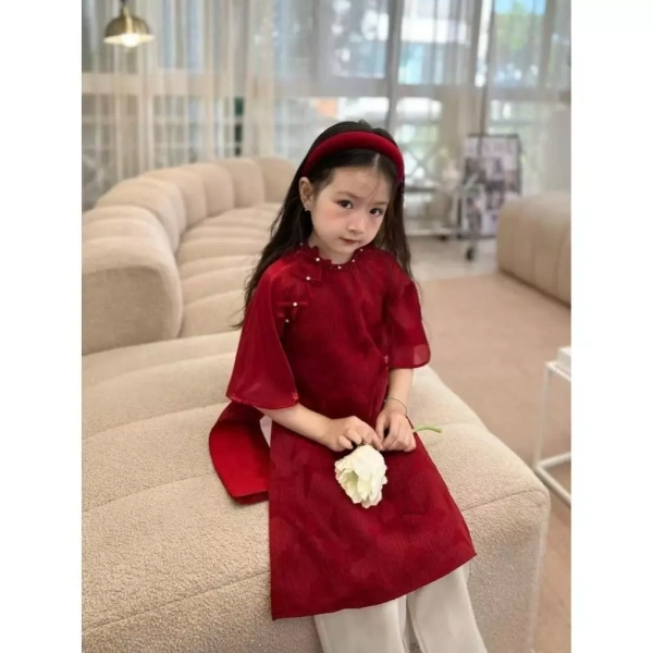 Mặc áo dài cùng màu cho mẹ và con có thể tạo nên hình ảnh đồng bộ, đặc biệt thích hợp khi chụp ảnh gia đình. (Ảnh 2) Mặc áo dài cùng màu cho mẹ và con có thể tạo nên hình ảnh đồng bộ, đặc biệt thích hợp khi chụp ảnh gia đình. (Ảnh 2)