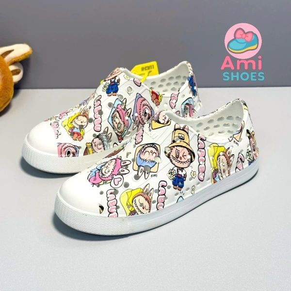 Mẹ tin giày nhựa đi mưa nhẹ sẽ không trơn, nhưng trên vỉa hè ẩm thực tế vẫn khiến con do dự - Ảnh 2 Mẹ tin giày nhựa đi mưa nhẹ sẽ không trơn, nhưng trên vỉa hè ẩm thực tế vẫn khiến con do dự - Ảnh 2