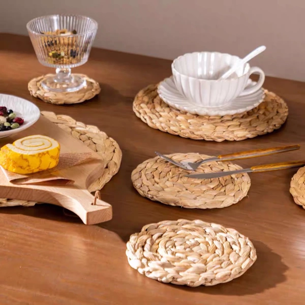Trong thực tế, người tiêu dùng thường có ba lựa chọn chính để “trang trí” tường: tranh canvas, gỗ chạm khắc, và vật liệu tổng hợp (như kim loại hoặc nhựa). (Ảnh 5) Trong thực tế, người tiêu dùng thường có ba lựa chọn chính để “trang trí” tường: tranh canvas, gỗ chạm khắc, và vật liệu tổng hợp (như kim loại hoặc nhựa). (Ảnh 5)