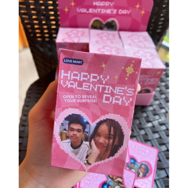 Mở hộp quà được thiết kế riêng trong ngày Valentine: Khi kỳ vọng lãng mạn hòa lộn với thực tế bất ngờ. - Ảnh 1 Mở hộp quà được thiết kế riêng trong ngày Valentine: Khi kỳ vọng lãng mạn hòa lộn với thực tế bất ngờ. - Ảnh 1