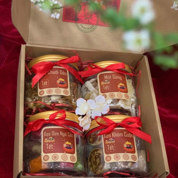 Quà Tết handmade không chỉ là một món đồ vật; nó là câu chuyện, là nét văn hoá được gửi gắm trong từng đường kim, từng công đoạn. (Ảnh 2)