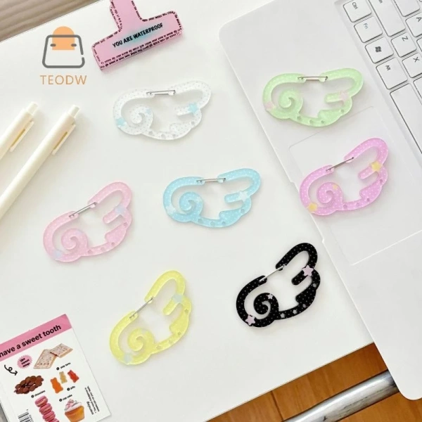 Carabiner TeOdw-t được trang bị một thiết kế độc đáo với “chấm bi” và “hình cánh”, không chỉ mang tính thẩm mỹ mà còn tối ưu hoá chức năng bám. (Ảnh 2)