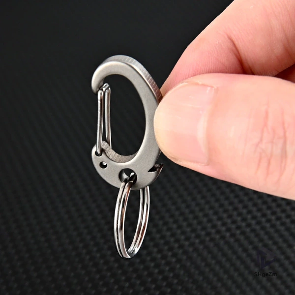 Khi chọn một chiếc carabiner, người tiêu dùng thường chỉ xét đến kích thước và thiết kế, nhưng vật liệu là yếu tố quyết định hiệu suất lâu dài. (Ảnh 3) Khi chọn một chiếc carabiner, người tiêu dùng thường chỉ xét đến kích thước và thiết kế, nhưng vật liệu là yếu tố quyết định hiệu suất lâu dài. (Ảnh 3)