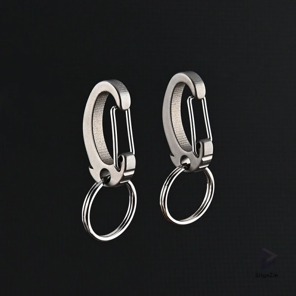 Carabiner titan không chỉ là “cái móc” để giữ chìa khóa, mà còn là một công cụ đa năng có thể thay thế nhiều dụng cụ nhỏ khác. (Ảnh 5) Carabiner titan không chỉ là “cái móc” để giữ chìa khóa, mà còn là một công cụ đa năng có thể thay thế nhiều dụng cụ nhỏ khác. (Ảnh 5)