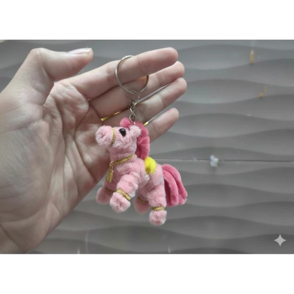 Việc mua một chiếc móc khóa không chỉ là quyết định thẩm mỹ; nó còn phản ánh nhu cầu tâm linh hoặc tinh thần của người sử dụng. (Ảnh 2)