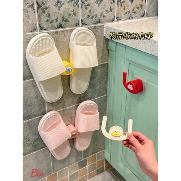 Đối với các căn hộ có tường gạch men mịn, người dùng có thể sử dụng thêm một lớp dán bảo vệ keo (đặt lớp mỏng giữa tường và móc) để tăng độ bám. (Ảnh 5)