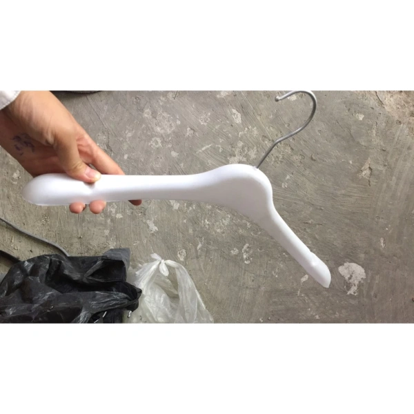 Móc treo nhựa gọn cho gia đình thường khiến áo nhàu nếu không điều chỉnh độ rộng phù hợp. - Ảnh 4 Móc treo nhựa gọn cho gia đình thường khiến áo nhàu nếu không điều chỉnh độ rộng phù hợp. - Ảnh 4