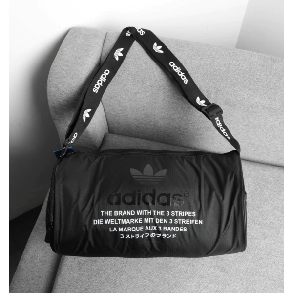 Vải polyester, nylon hoặc canvas thường được dùng cho túi gym vì chúng có độ bền cao và khả năng chịu nước tốt. (Ảnh 2)