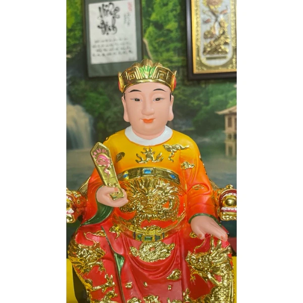 Thị trường hiện nay có rất nhiều mẫu tượng Ông Táo từ gỗ, đồng, thạch cao đến composite nhập khẩu. (Ảnh 4) Thị trường hiện nay có rất nhiều mẫu tượng Ông Táo từ gỗ, đồng, thạch cao đến composite nhập khẩu. (Ảnh 4)