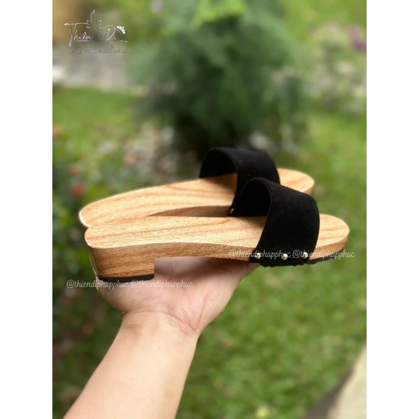 Mong đợi thoải mái mà lại gặp trơn trượt: trải nghiệm giày gỗ đế cao su khi tham dự lễ chùa cùng áo bà ba - Ảnh 2 Mong đợi thoải mái mà lại gặp trơn trượt: trải nghiệm giày gỗ đế cao su khi tham dự lễ chùa cùng áo bà ba - Ảnh 2