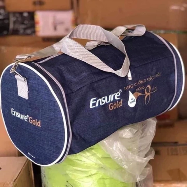 Mong đợi túi du lịch gấp gọn chứa mọi thứ, thực tế chỉ vừa vài món thiết yếu - Ảnh 1