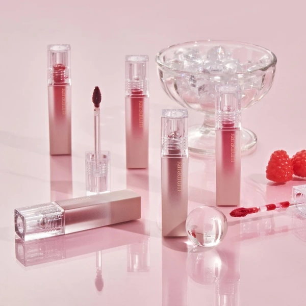 Đa phần các thương hiệu Hàn Quốc sử dụng các công nghệ như Glass Finish, Micro‑Pearl hoặc Hydrating Tint để đạt hiệu ứng bóng sáng. (Ảnh 2) Đa phần các thương hiệu Hàn Quốc sử dụng các công nghệ như Glass Finish, Micro‑Pearl hoặc Hydrating Tint để đạt hiệu ứng bóng sáng. (Ảnh 2)