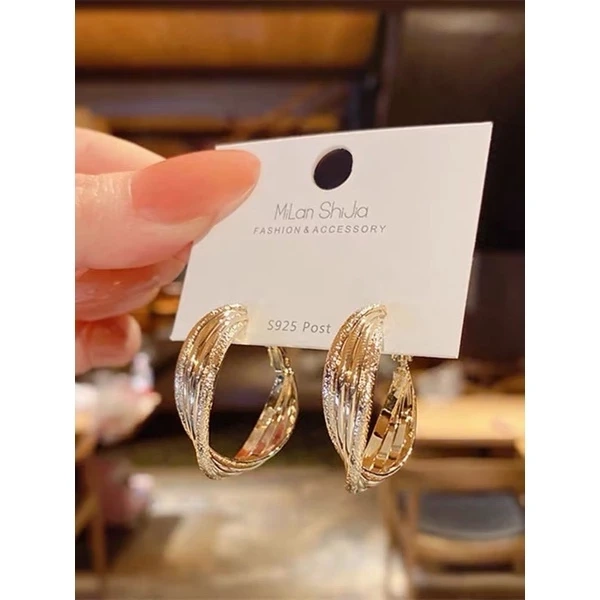 Mong muốn phong cách retro khiến việc đeo khuyên tai dạng khía trong buổi họp căng thẳng trở thành bất tiện bất ngờ - Ảnh 2 Mong muốn phong cách retro khiến việc đeo khuyên tai dạng khía trong buổi họp căng thẳng trở thành bất tiện bất ngờ - Ảnh 2