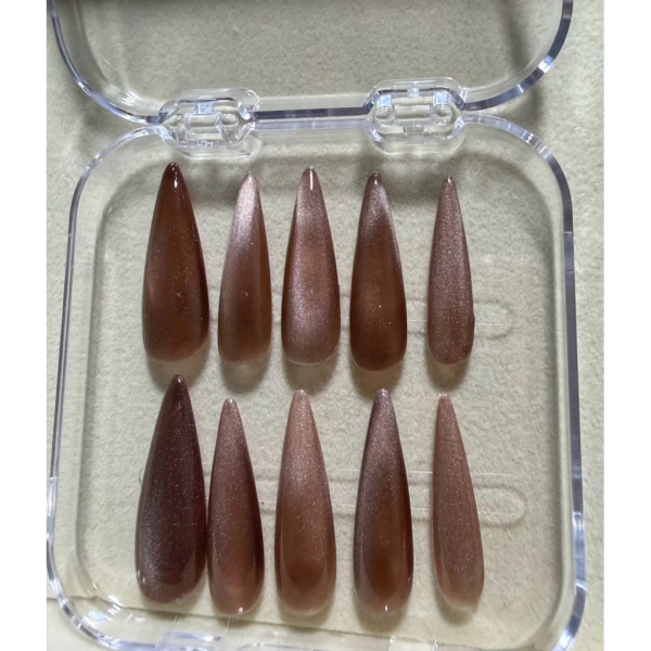 Trong một bức ảnh chụp áo dài, đường nét mềm mại của chiếc áo, phần cổ đứng cao, và những lớp vải thướt sẽ tự tạo nên một khung cảnh nhẹ nhàng. (Ảnh 2) Trong một bức ảnh chụp áo dài, đường nét mềm mại của chiếc áo, phần cổ đứng cao, và những lớp vải thướt sẽ tự tạo nên một khung cảnh nhẹ nhàng. (Ảnh 2)