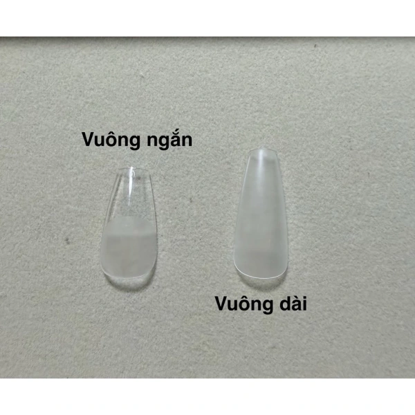 Trong một buổi chụp áo dài ở Hà Nội, một nàng đã chọn bộ móng “mắt mèo” vừa vặn theo chuẩn mẫu, nhưng vì cô không kiểm tra độ dài của móng so với áo dài cổ cao, khi nâng tay lên để kéo dải nơ, móng đã chạm vào phần áo và làm lệch một góc, gây ảnh hưởng tới tổng thể bức ảnh. (Ảnh 5) Trong một buổi chụp áo dài ở Hà Nội, một nàng đã chọn bộ móng “mắt mèo” vừa vặn theo chuẩn mẫu, nhưng vì cô không kiểm tra độ dài của móng so với áo dài cổ cao, khi nâng tay lên để kéo dải nơ, móng đã chạm vào phần áo và làm lệch một góc, gây ảnh hưởng tới tổng thể bức ảnh. (Ảnh 5)