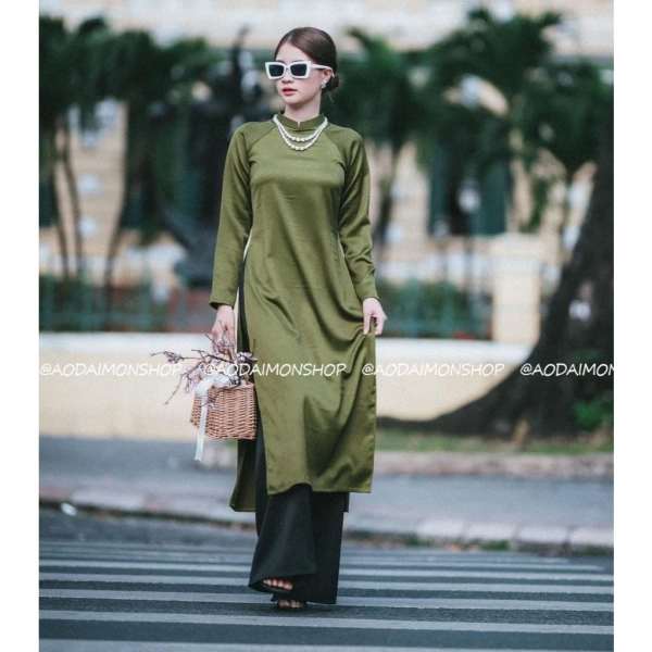 Vòng cổ hai tầng thường gồm một lớp “cơ bản” nằm sát cổ và một lớp “phụ trợ” nở ra ở phía trước, tạo ra hình ảnh đa chiều. (Ảnh 2) Vòng cổ hai tầng thường gồm một lớp “cơ bản” nằm sát cổ và một lớp “phụ trợ” nở ra ở phía trước, tạo ra hình ảnh đa chiều. (Ảnh 2)
