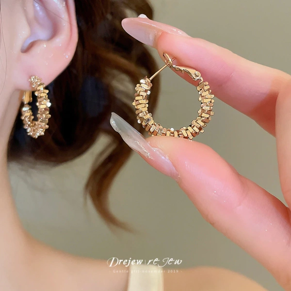 Trên thị trường, có rất nhiều mẫu bông tai bạc từ thiết kế tối giản tới phong cách trang sức “công nghệ cao”. (Ảnh 3) Trên thị trường, có rất nhiều mẫu bông tai bạc từ thiết kế tối giản tới phong cách trang sức “công nghệ cao”. (Ảnh 3)