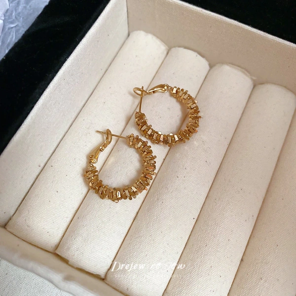 Một chiếc bông tai bạc cổ điển giản dị có thể biến set đồ công sở thành phong cách sang trọng - Ảnh 4 Một chiếc bông tai bạc cổ điển giản dị có thể biến set đồ công sở thành phong cách sang trọng - Ảnh 4