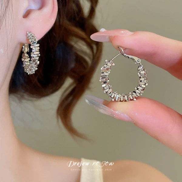 Một chiếc bông tai bạc cổ điển giản dị có thể biến set đồ công sở thành phong cách sang trọng - Ảnh 5 Một chiếc bông tai bạc cổ điển giản dị có thể biến set đồ công sở thành phong cách sang trọng - Ảnh 5