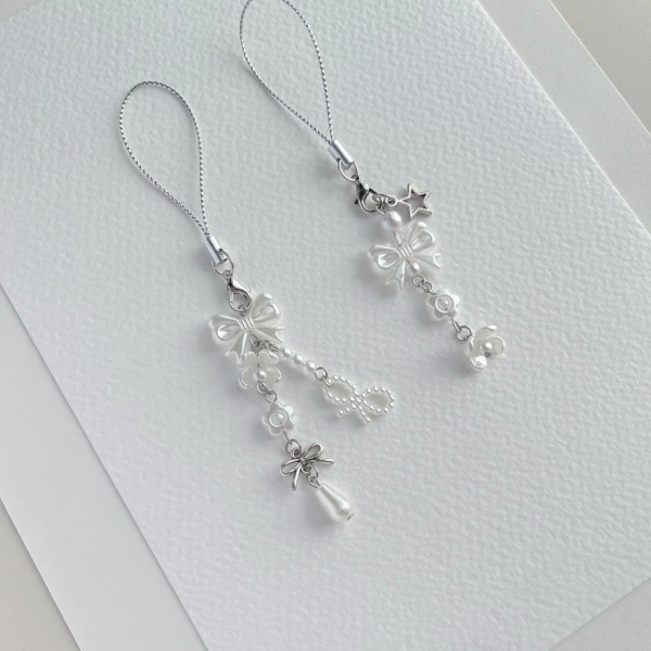 Trong vòng vài tuần thử nghiệm, nhiều người dùng cho biết dây móc khóa mix hoa & charm nơ mang lại cảm giác “tươi mới” cho chiếc điện thoại, nhất là khi phối hợp với áo thun in hoa hoặc túi xách pastel. (Ảnh 5)