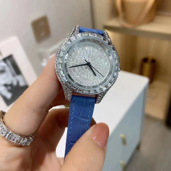 Đồng hồ da đá sáng dễ dàng “nhập vai” vào nhiều kiểu trang phục: từ bộ suit công sở tới váy dạ hội, hay chỉ đơn giản là áo thun và quần jean. (Ảnh 3)
