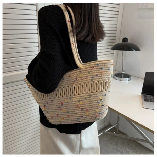 Một chiếc túi tote vintage lớn có khóa kéo khiến việc sắp xếp đồ dùng du lịch vừa tiện vừa gặp rủi ro bất ngờ - Ảnh 2