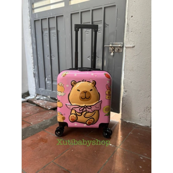 Vali Capybara được phủ lớp PU chống thấm, giúp các áo ướt sau khi bơi không làm ẩm các vật dụng khác. (Ảnh 4) Vali Capybara được phủ lớp PU chống thấm, giúp các áo ướt sau khi bơi không làm ẩm các vật dụng khác. (Ảnh 4)