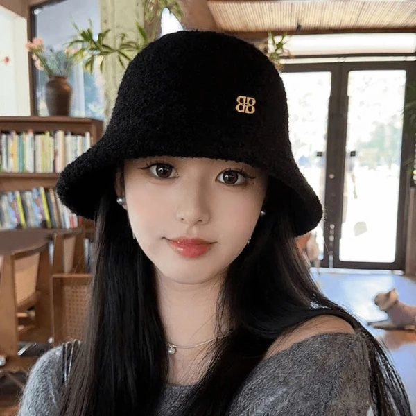 Mũ lông thỏ mềm mịn có thực sự giữ ấm trong thời tiết chuyển mùa không? - Ảnh 1 Mũ lông thỏ mềm mịn có thực sự giữ ấm trong thời tiết chuyển mùa không? - Ảnh 1