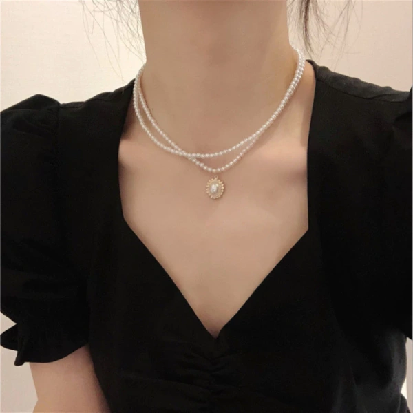 Khi quyết định mua một chiếc vòng cổ, người tiêu dùng thường đặt ra những tiêu chí: vẻ đẹp, độ bền, giá thành và mức độ dễ chăm sóc. (Ảnh 3) Khi quyết định mua một chiếc vòng cổ, người tiêu dùng thường đặt ra những tiêu chí: vẻ đẹp, độ bền, giá thành và mức độ dễ chăm sóc. (Ảnh 3)