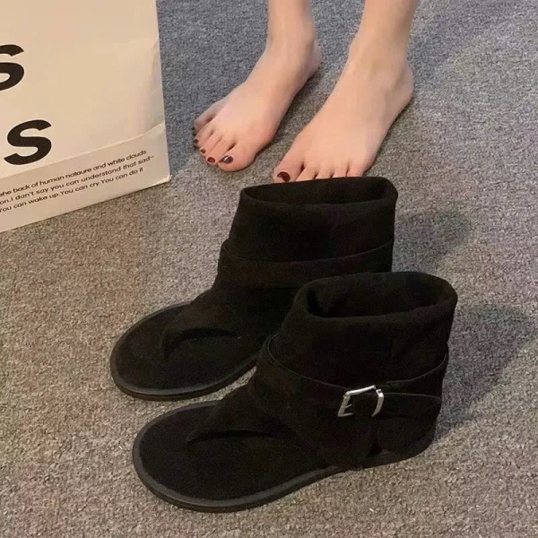 Đối với bốt xỏ ngón, việc đo size không chỉ dựa trên chiều dài bàn chân mà còn cần xem xét chiều rộng ở vùng ngón và gót. (Ảnh 3) Đối với bốt xỏ ngón, việc đo size không chỉ dựa trên chiều dài bàn chân mà còn cần xem xét chiều rộng ở vùng ngón và gót. (Ảnh 3)
