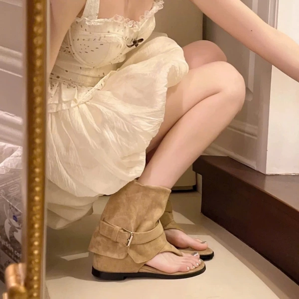 Sản phẩm Bốt nữ xỏ ngón mùa hè SÂNSAN được làm từ chất liệu da mềm, phù hợp cho cả các hoạt động học tập, đi làm lẫn đi chơi. (Ảnh 5) Sản phẩm Bốt nữ xỏ ngón mùa hè SÂNSAN được làm từ chất liệu da mềm, phù hợp cho cả các hoạt động học tập, đi làm lẫn đi chơi. (Ảnh 5)
