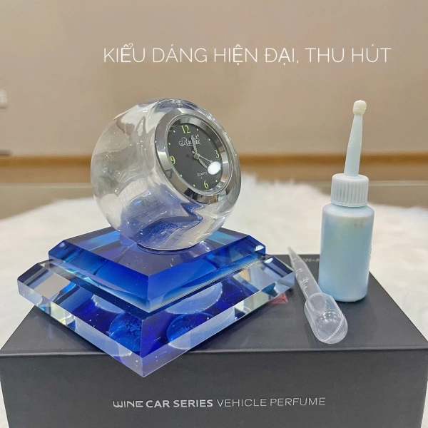 Khi hương thơm từ nước hoa đồng hồ được phát tán đều trong khoang xe, não bộ sẽ nhận được tín hiệu từ các thụ thể mùi, kích thích trung tâm tỉnh táo và làm giảm cảm giác bế tâm. (Ảnh 3)