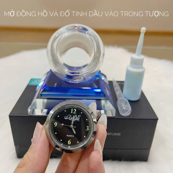 Có, bạn có thể đổ bất kỳ loại nước hoa không gây kích ứng nào vào lỗ dưới chân đồng hồ. (Ảnh 5)
