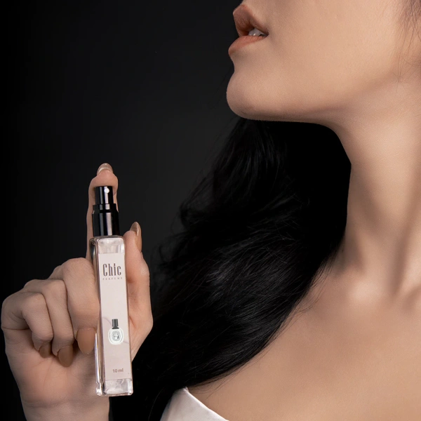 Khi đặt chai nước hoa L'eau Papier CHIC PERFUME lên kệ tủ, việc quan sát hơi thơm nhẹ trong không gian không chỉ làm bạn cảm nhận sự sang trọng, mà còn tạo ra một “điểm tựa” tinh thần. (Ảnh 3) Khi đặt chai nước hoa L'eau Papier CHIC PERFUME lên kệ tủ, việc quan sát hơi thơm nhẹ trong không gian không chỉ làm bạn cảm nhận sự sang trọng, mà còn tạo ra một “điểm tựa” tinh thần. (Ảnh 3)